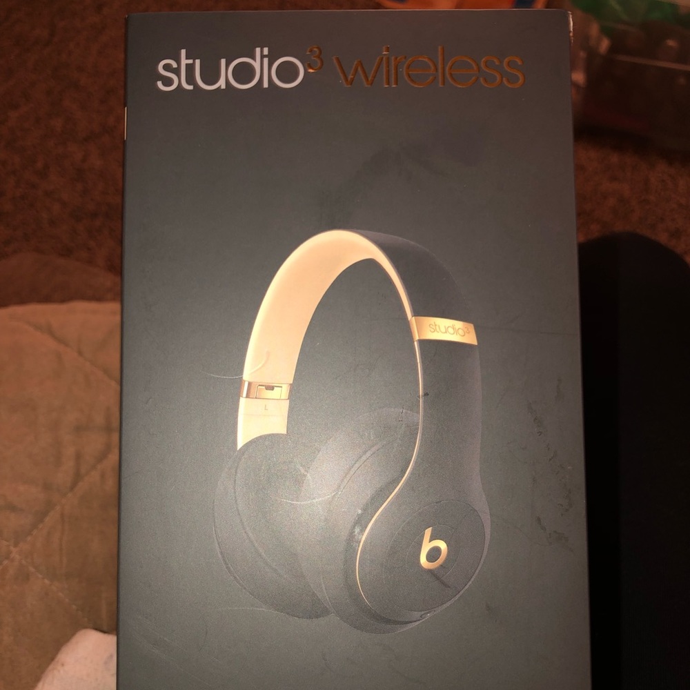 Beats studio3 wireless. Skyline collection
